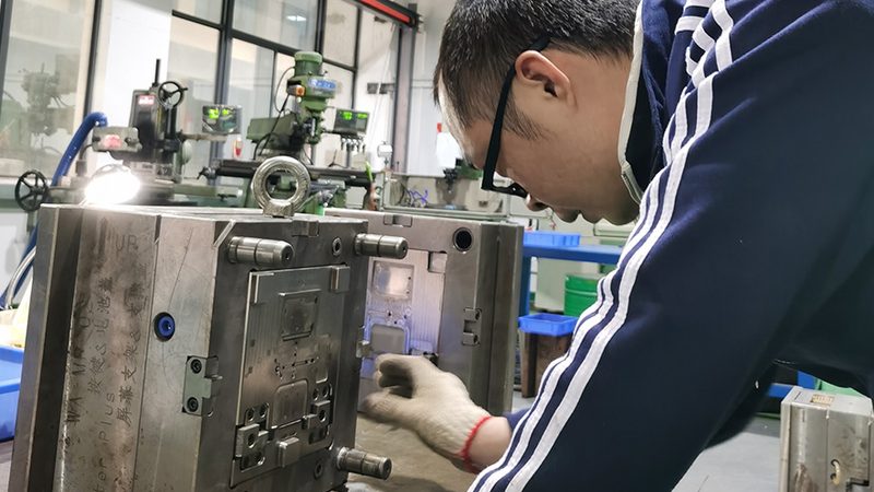 级进模材质选择：如何精准匹配需求与性能**