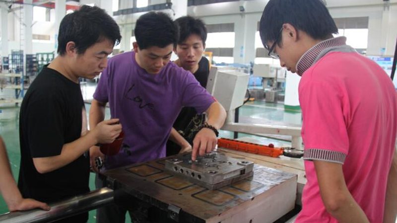 精密注塑模具型号规格：揭秘其背后的工艺与选型逻辑